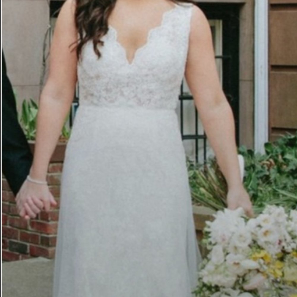 Lusan Mandongus - Lace Wedding Gown